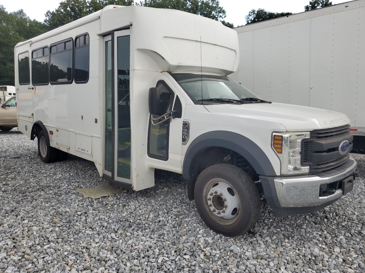 Ford F-550 Super Duty Image 2