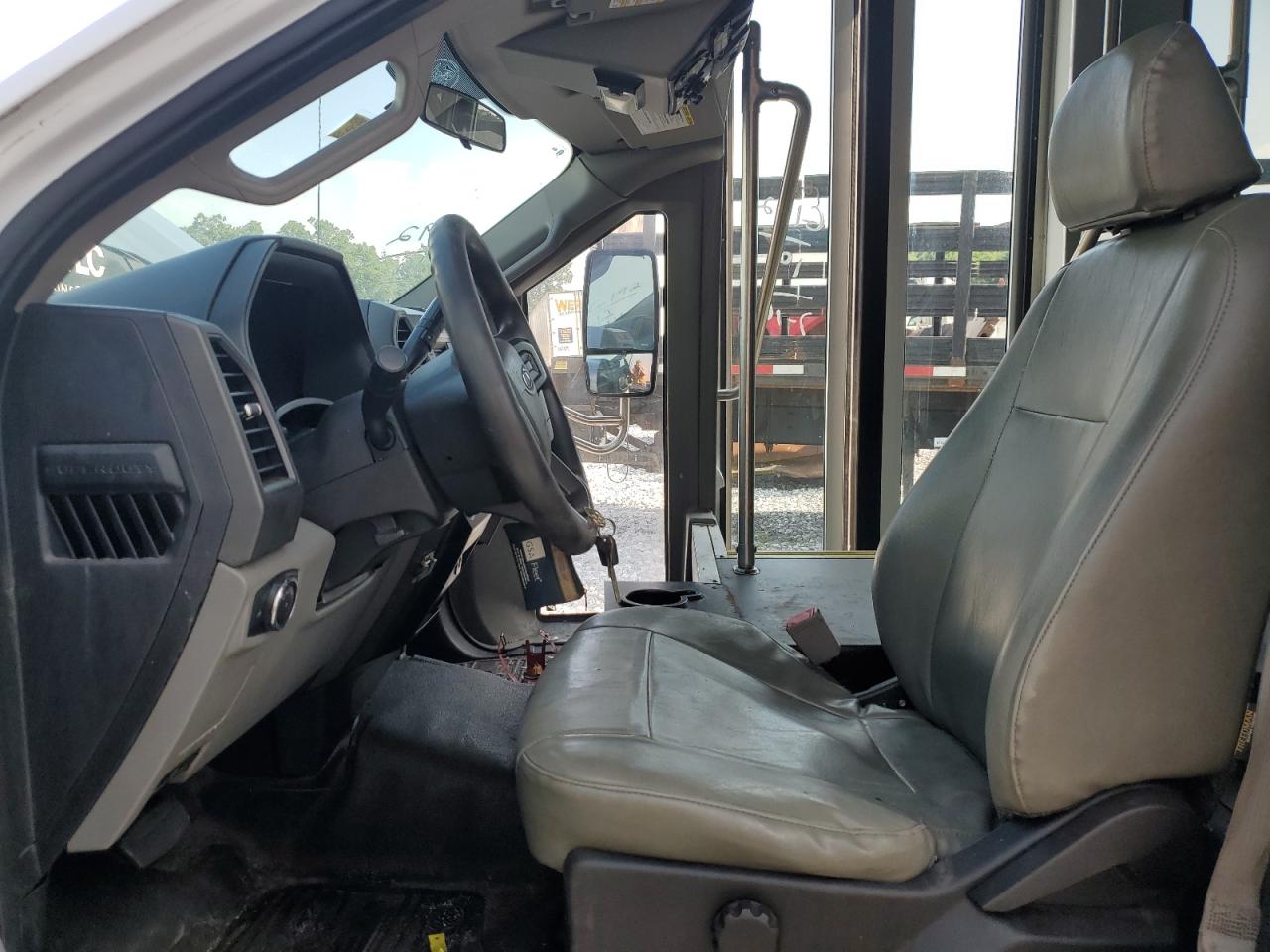 Ford F-550 Super Duty Image 10