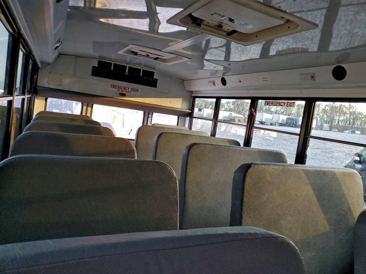 Chevrolet Express Image 2