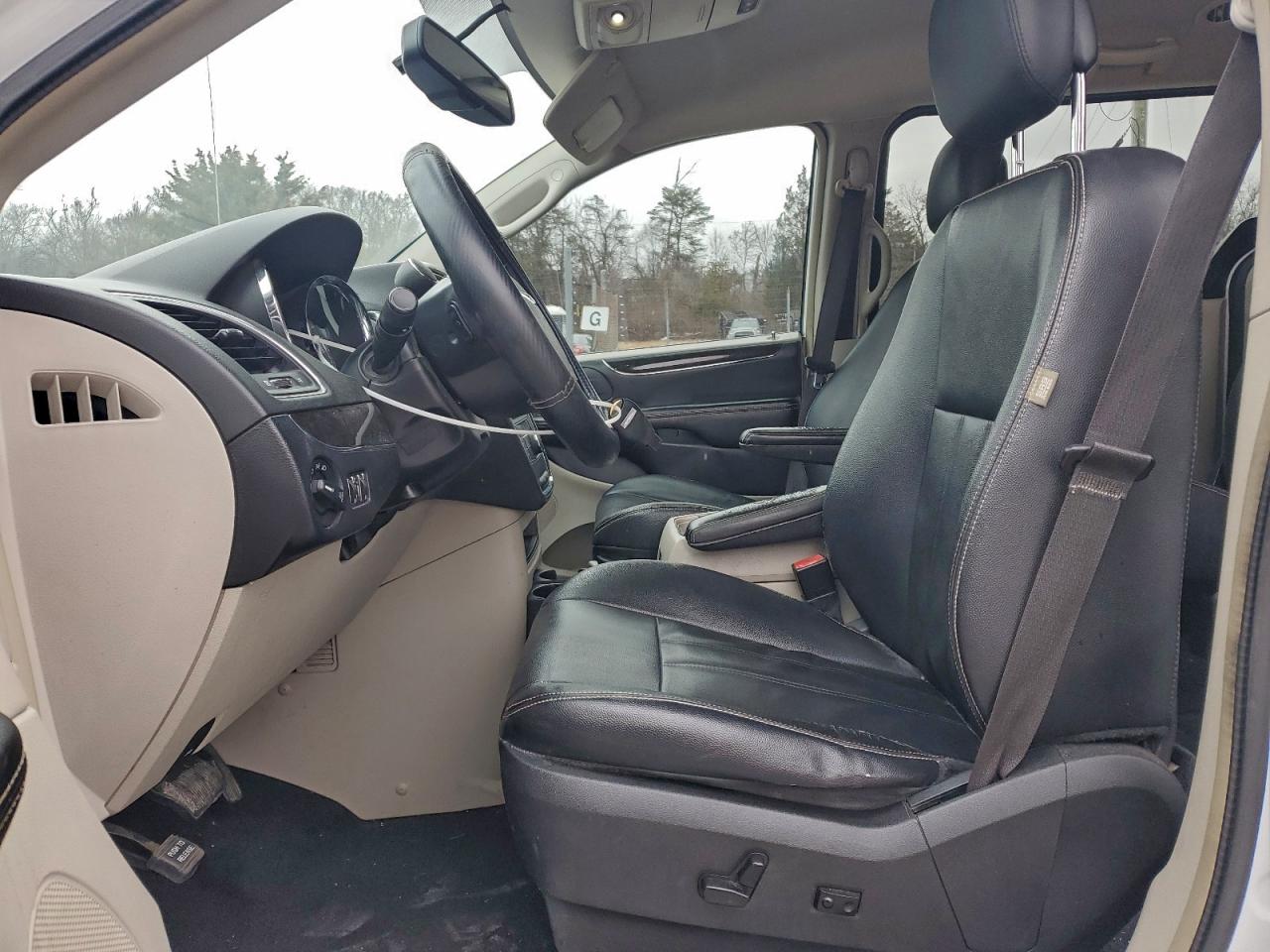 Chrysler Minivan Touring Image 7