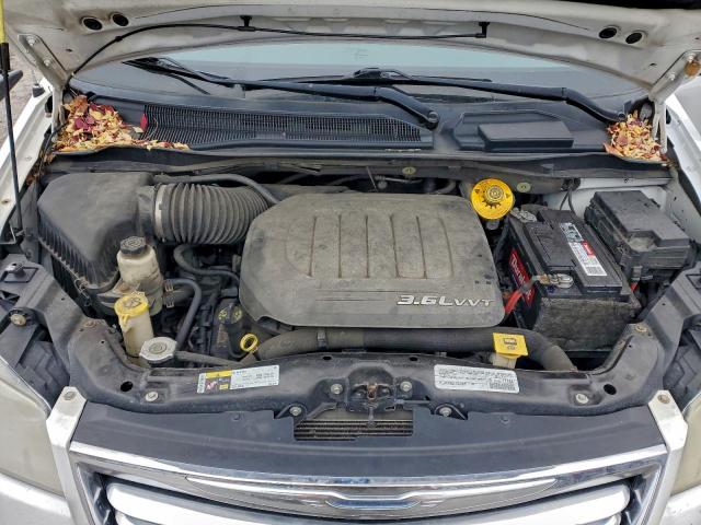 Chrysler Minivan Touring Image 9