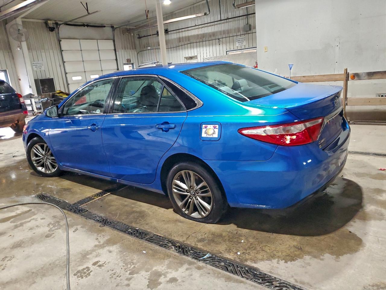 Toyota Camry Le Image 2