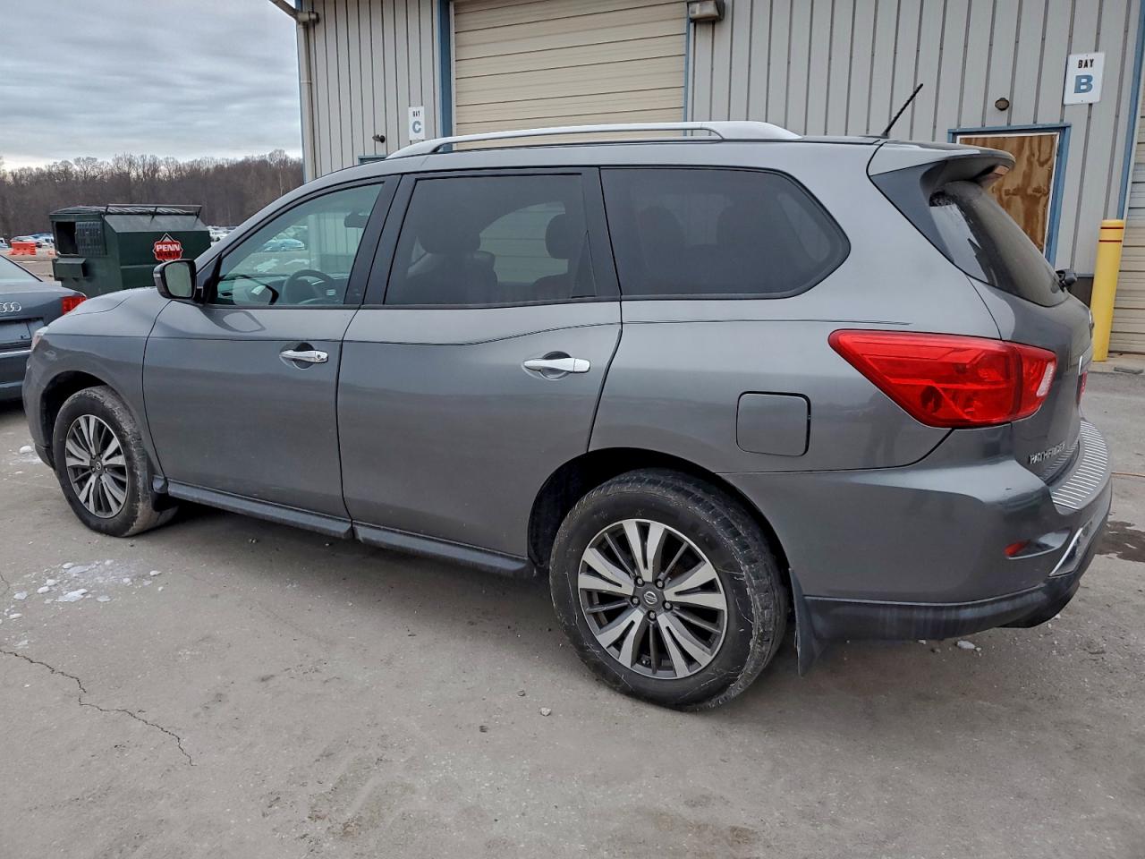 Nissan Pathfinder S Image 2