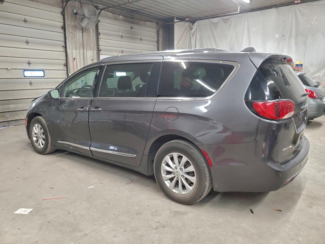 Chrysler Pacifica Touring L Image 3