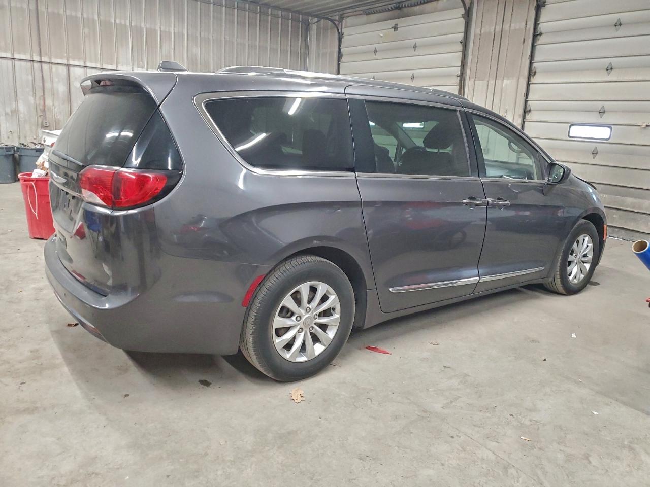 Chrysler Pacifica Touring L Image 2