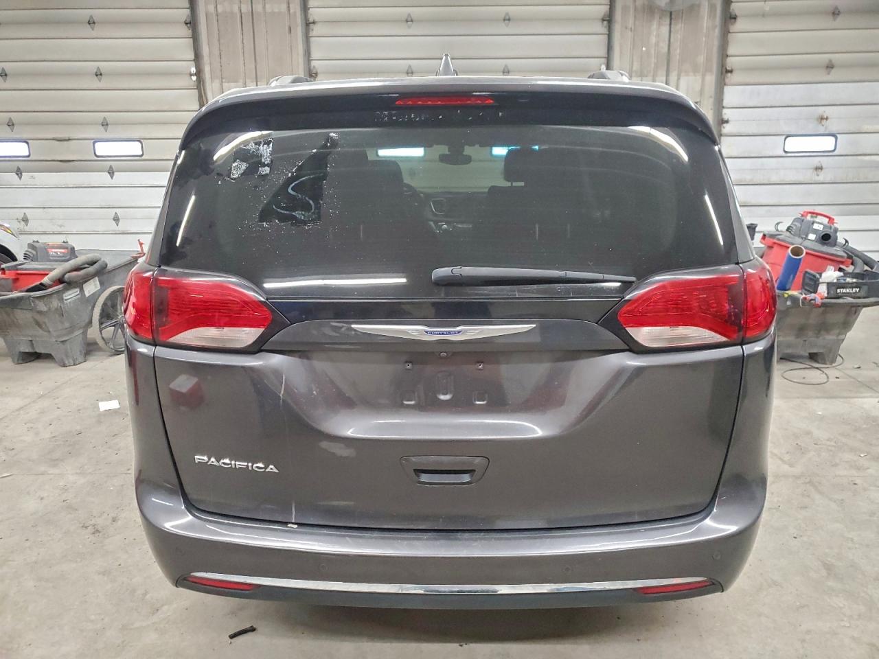 Chrysler Pacifica Touring L Image 10