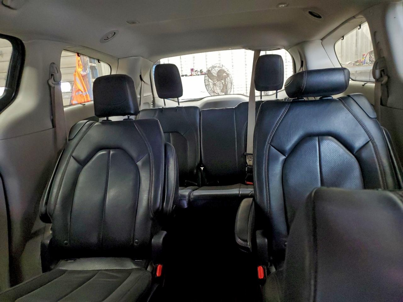 Chrysler Pacifica Touring L Image 9