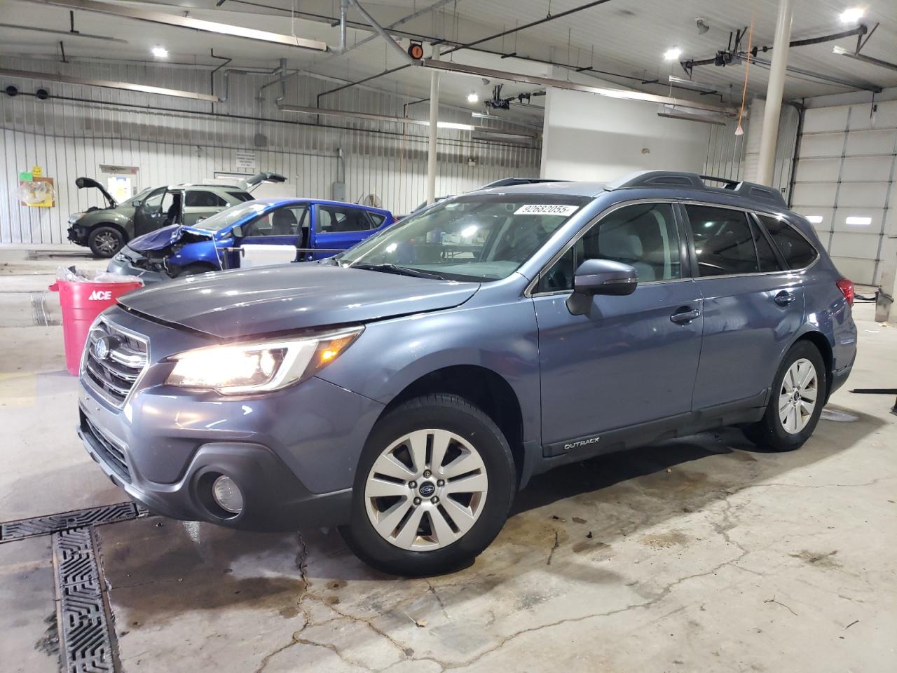 Subaru Outback 2.5i Premium Image 1