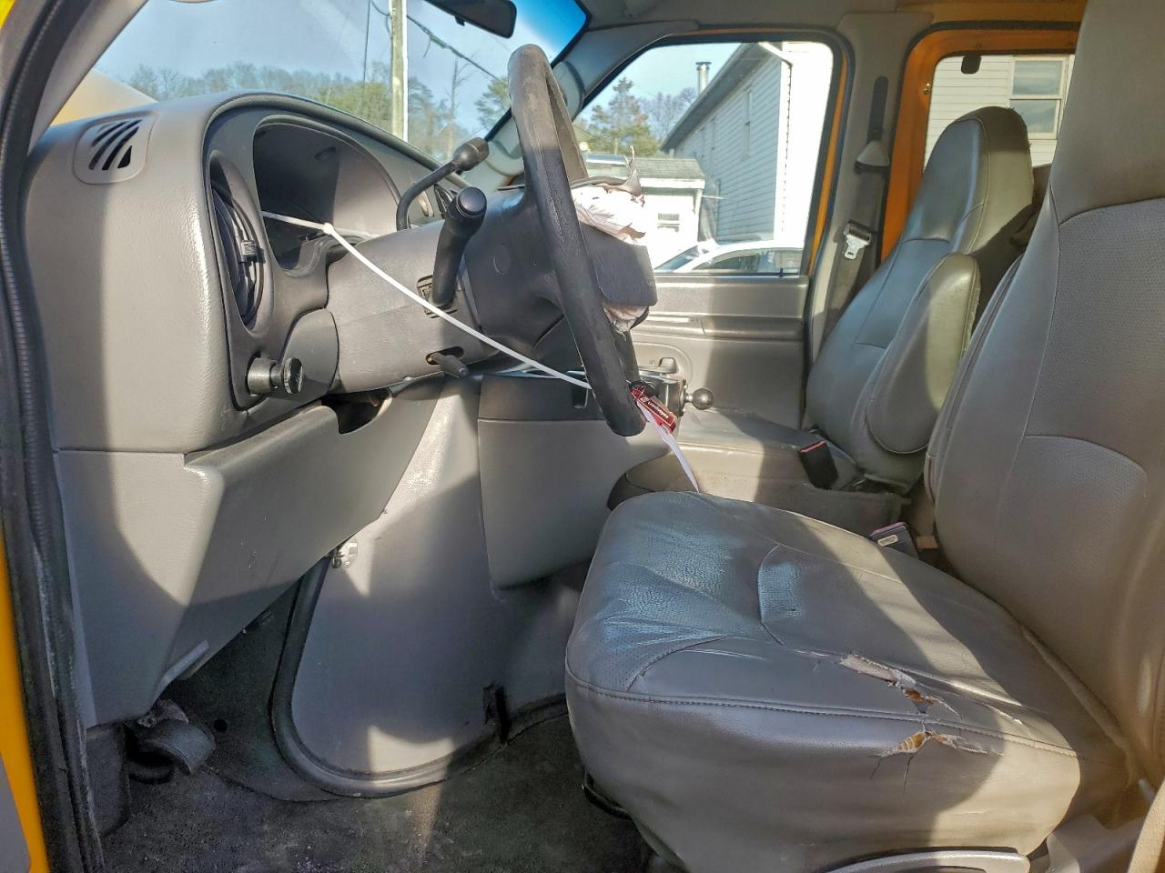 Ford Econoline E250 Van Image 11