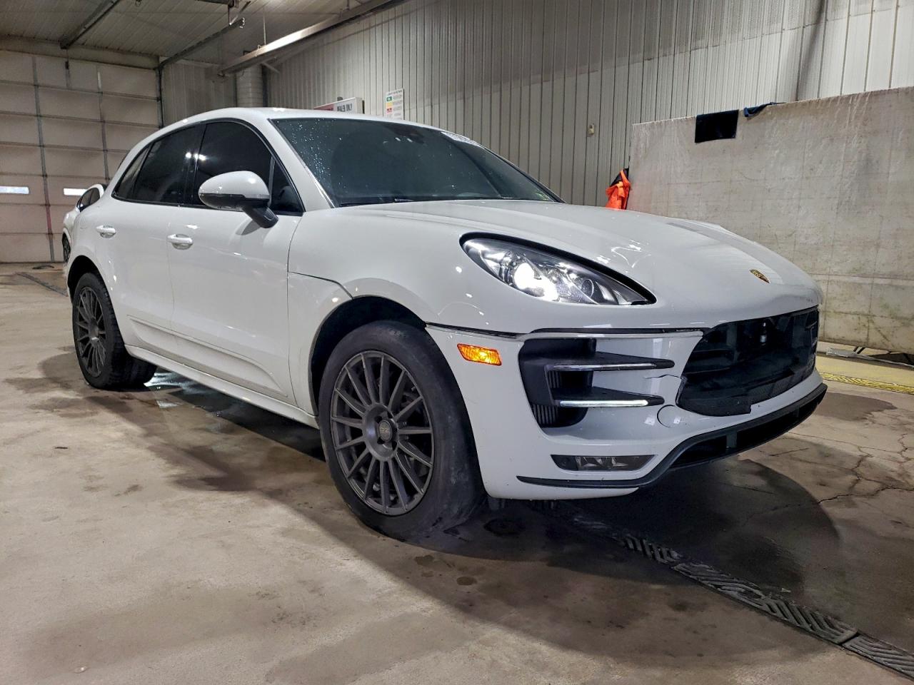 Porsche Macan Turbo Image 6