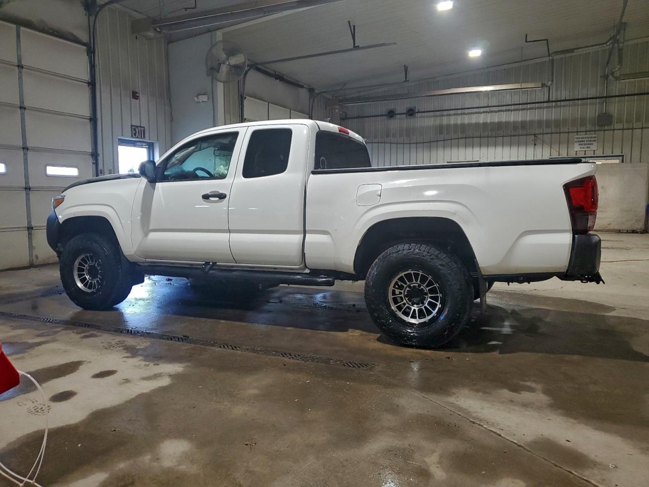 Toyota Tacoma Access Cab Image 2