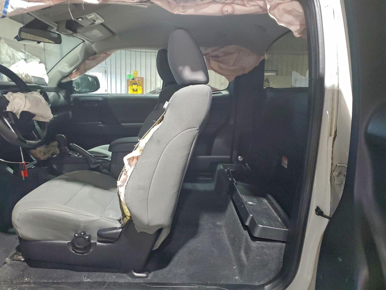 Toyota Tacoma Access Cab Image 12
