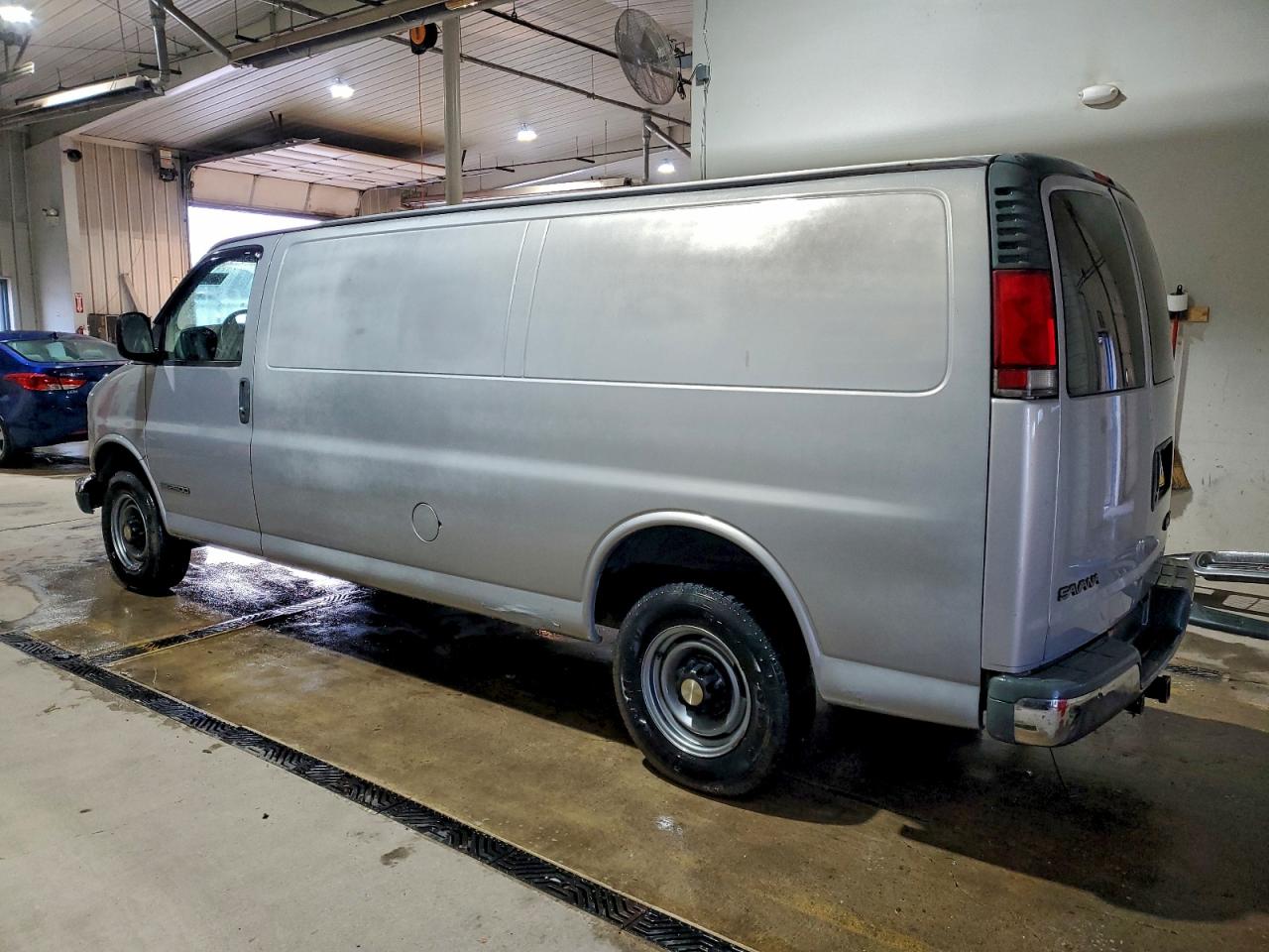 GMC Savana G2500 Image 6