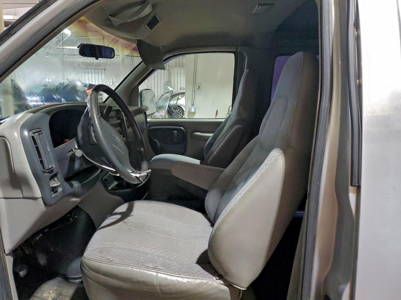 GMC Savana G2500 Image 7