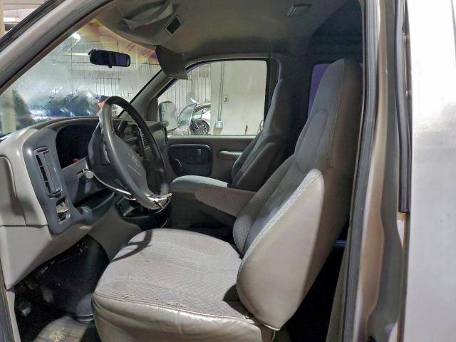 GMC Savana G2500 Image 7