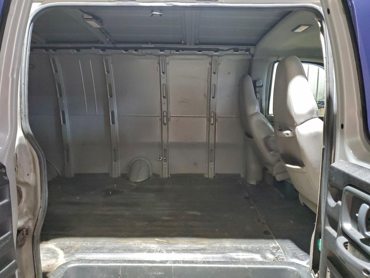 GMC Savana G2500 Image 2