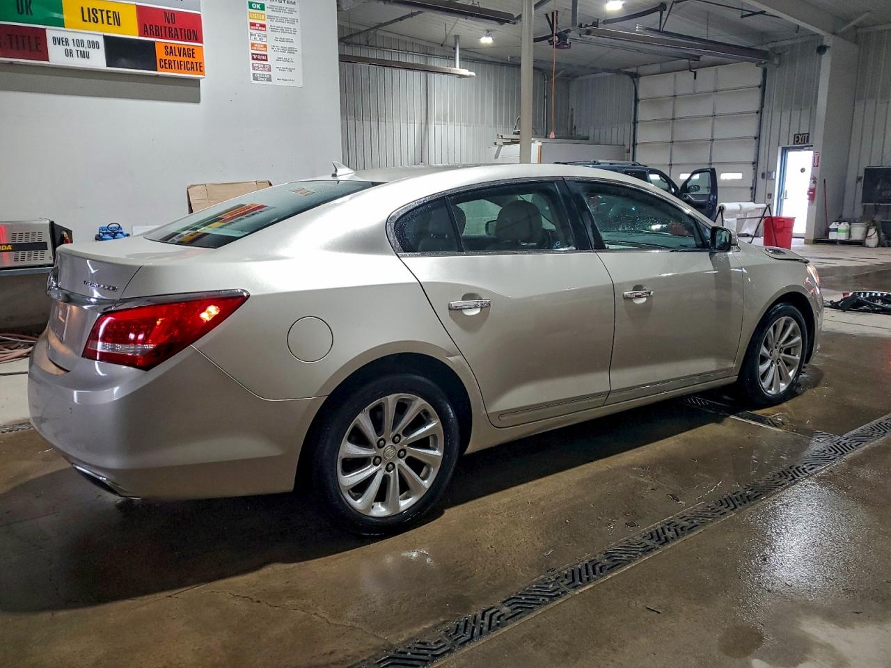 Buick LaCrosse Image 4