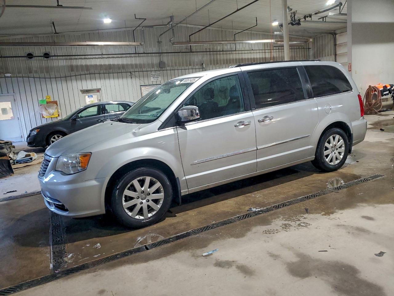 Chrysler Minivan Touring L Image 1