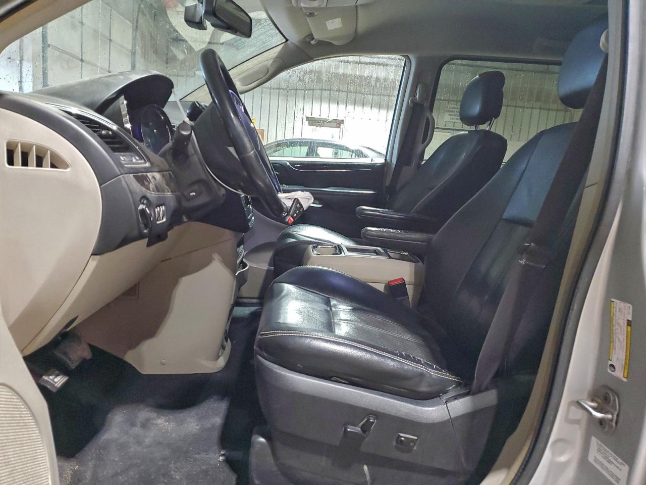 Chrysler Minivan Touring L Image 13