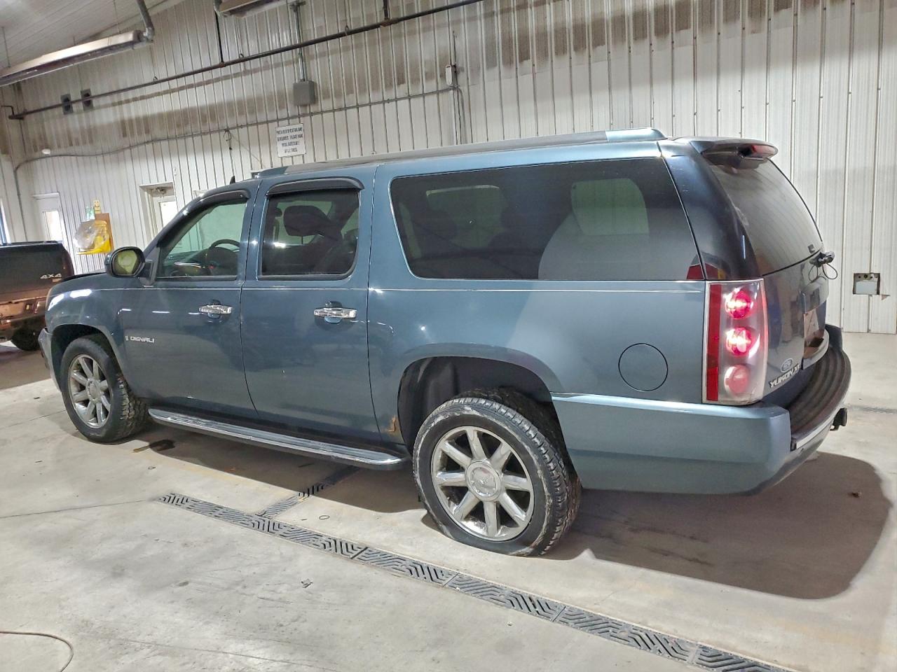 GMC Yukon Denali Image 8