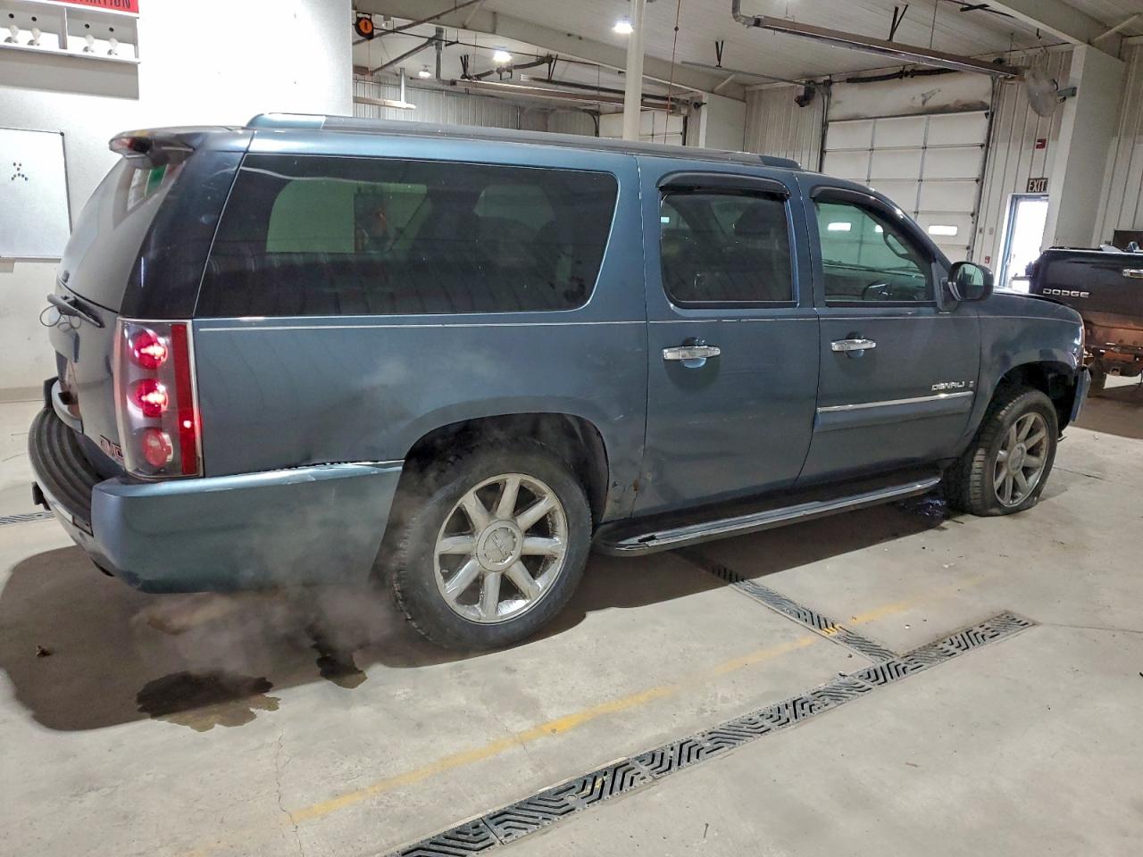 GMC Yukon Denali Image 13
