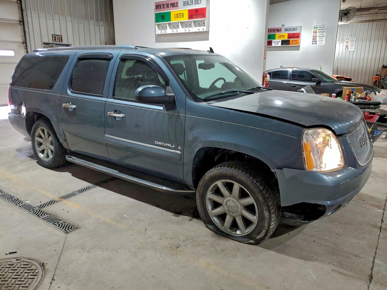 GMC Yukon Denali Image 5