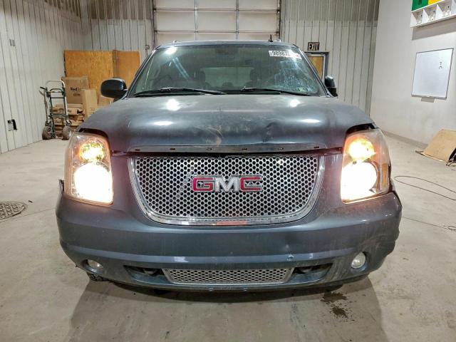 GMC Yukon Denali Image 4