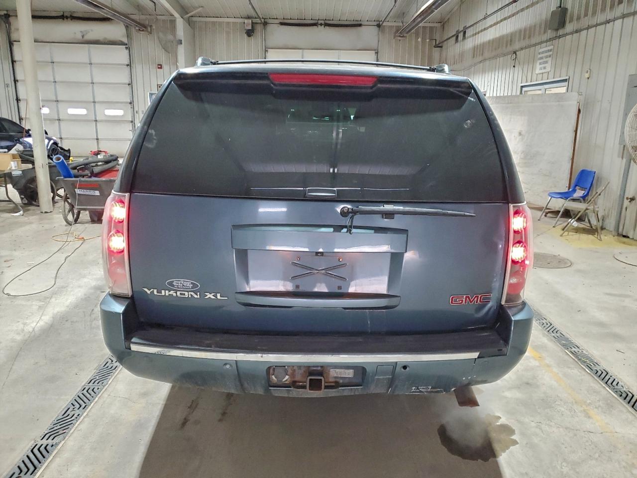 GMC Yukon Denali Image 2