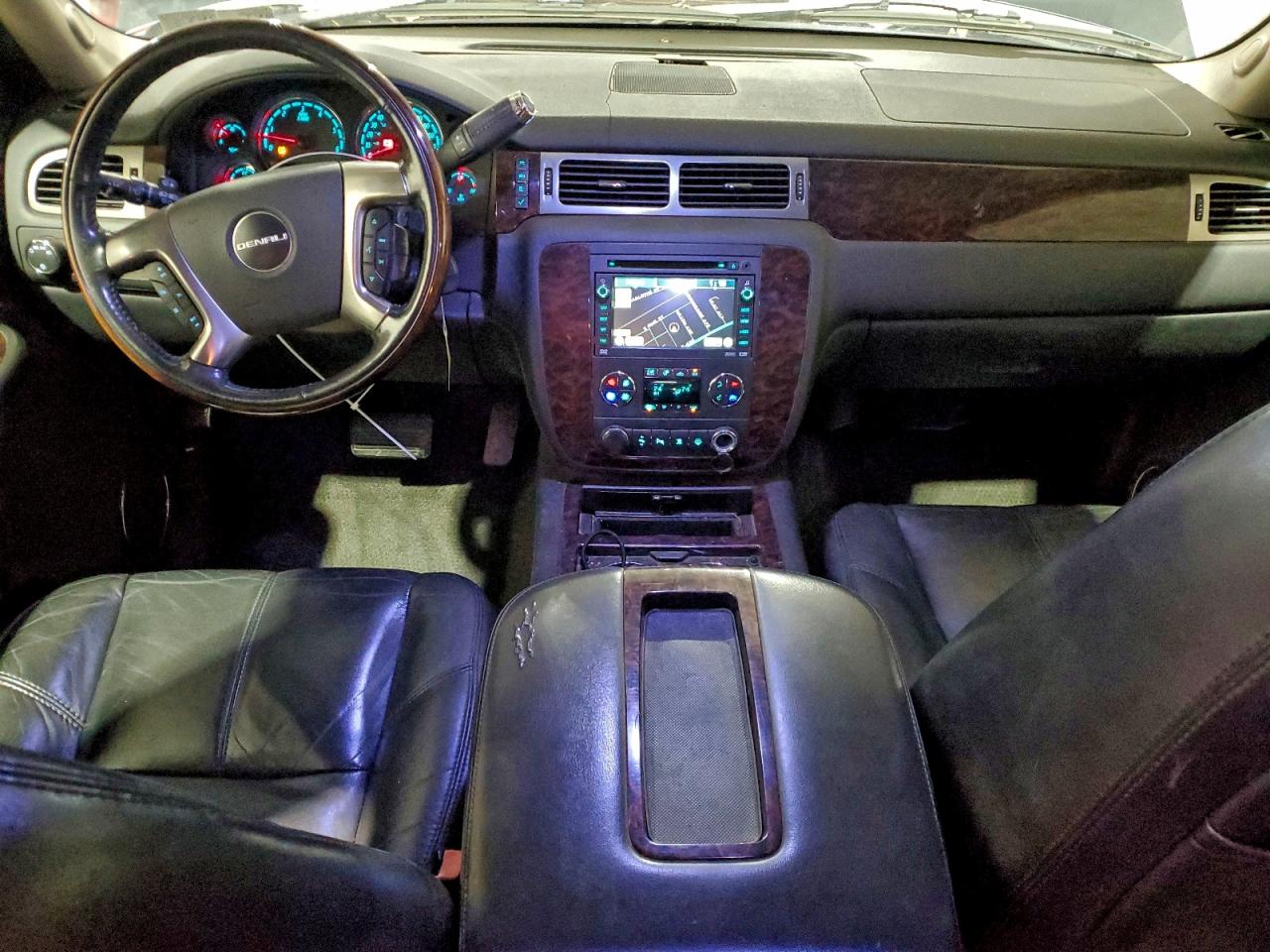 GMC Yukon Denali Image 11