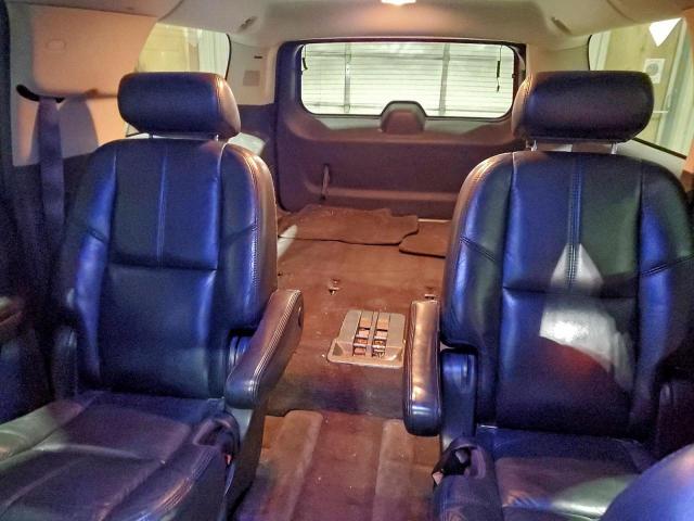 GMC Yukon Denali Image 12