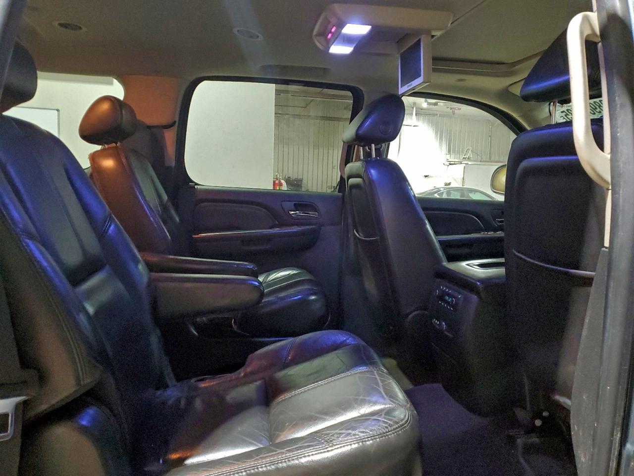 GMC Yukon Denali Image 7