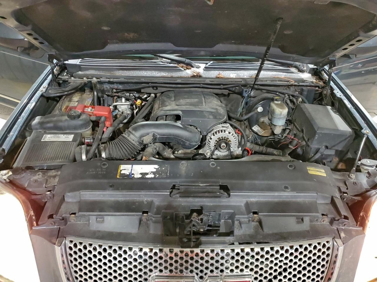 GMC Yukon Denali Image 10