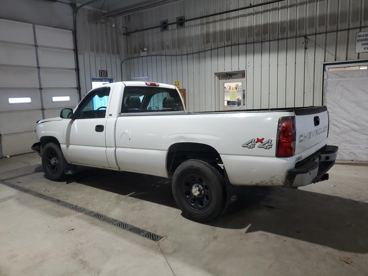 Chevrolet Silverado K1500 Image 3