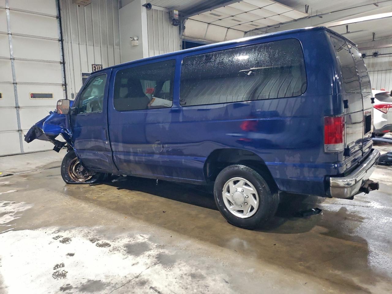 Ford Econoline E350 Super Duty Wagon Image 4