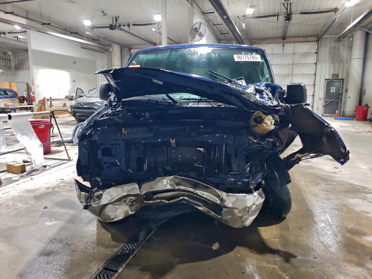 Ford Econoline E350 Super Duty Wagon Image 12