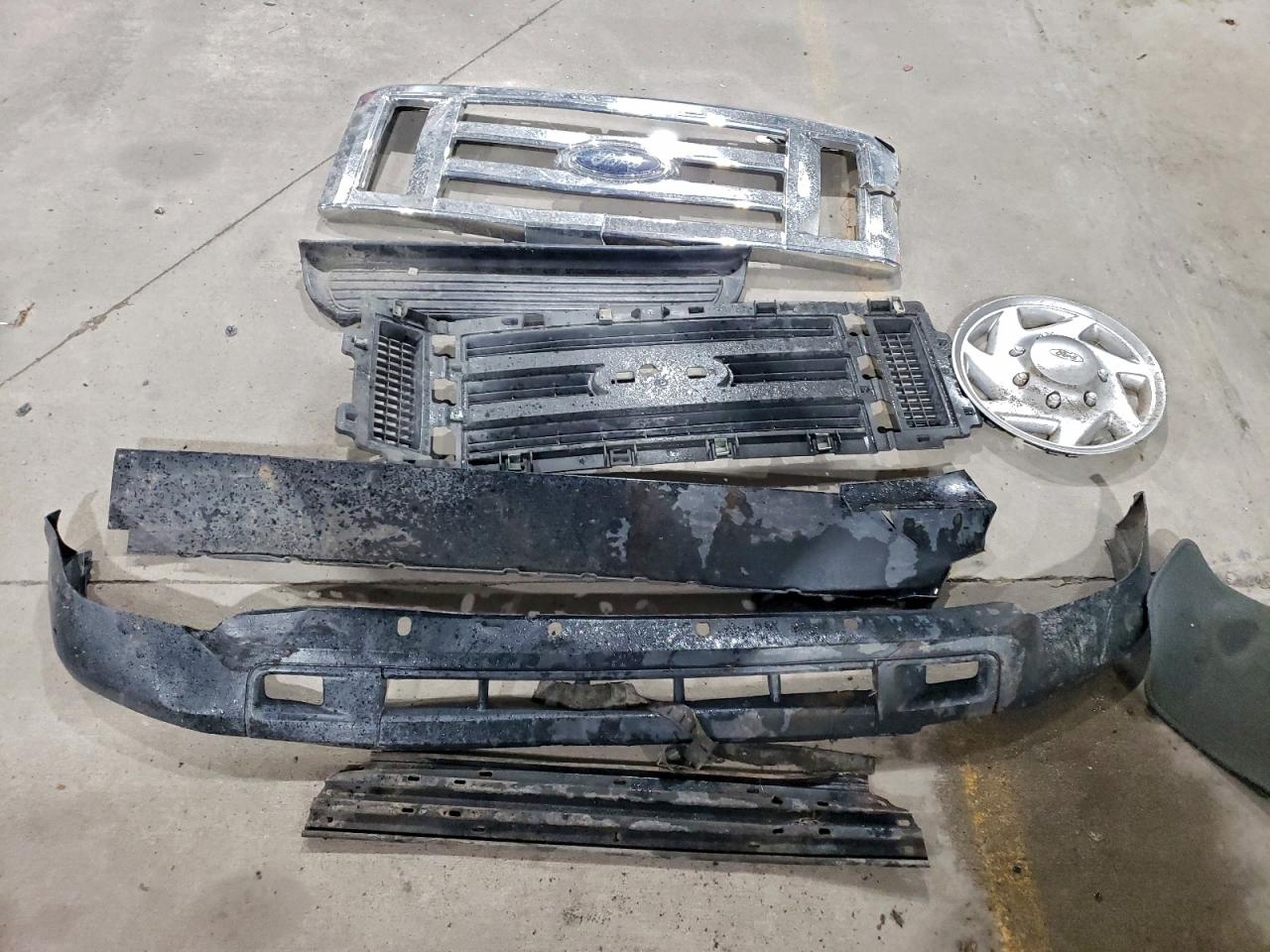 Ford Econoline E350 Super Duty Wagon Image 9