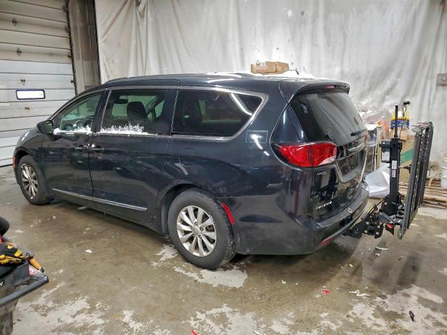 Chrysler Pacifica Touring L Image 2