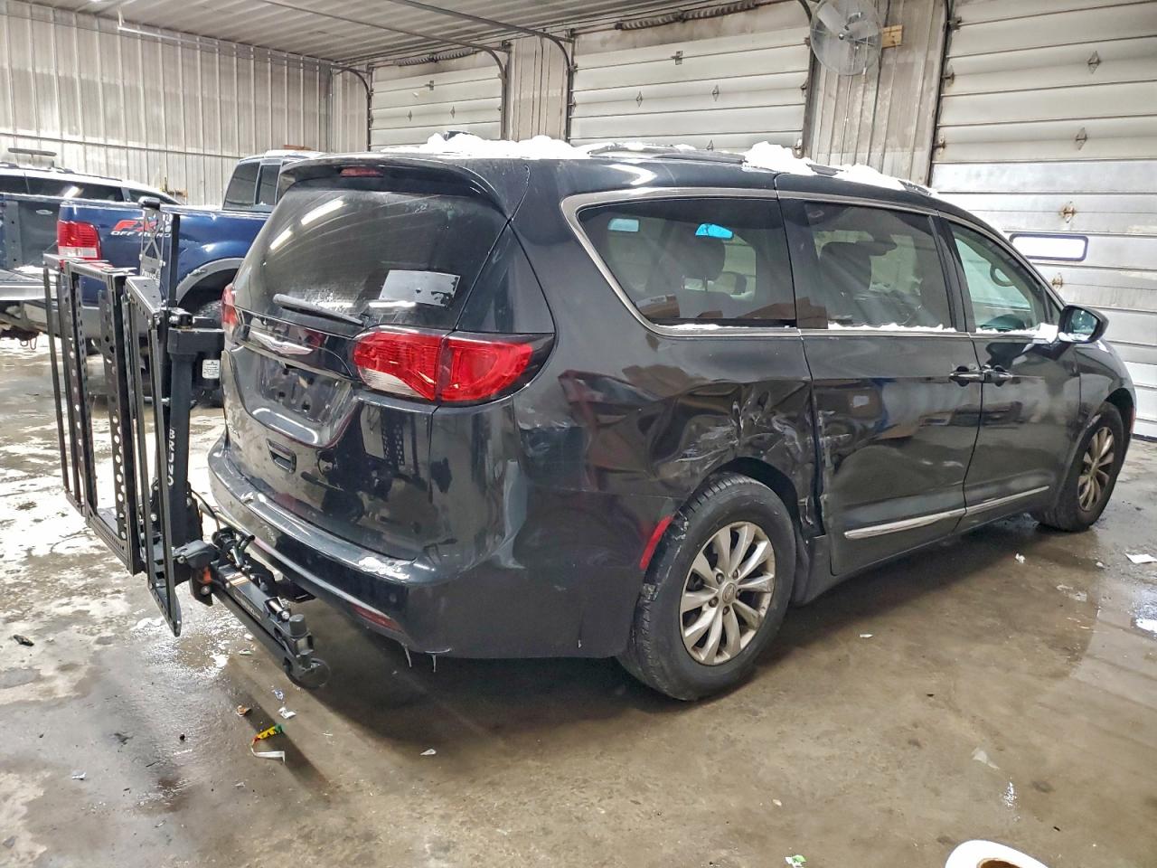 Chrysler Pacifica Touring L Image 13