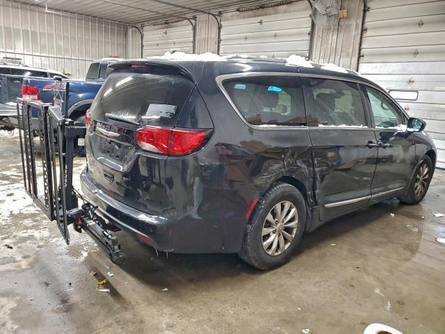 Chrysler Pacifica Touring L Image 13