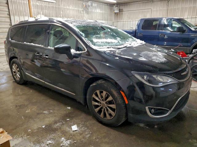 Chrysler Pacifica Touring L Image 4