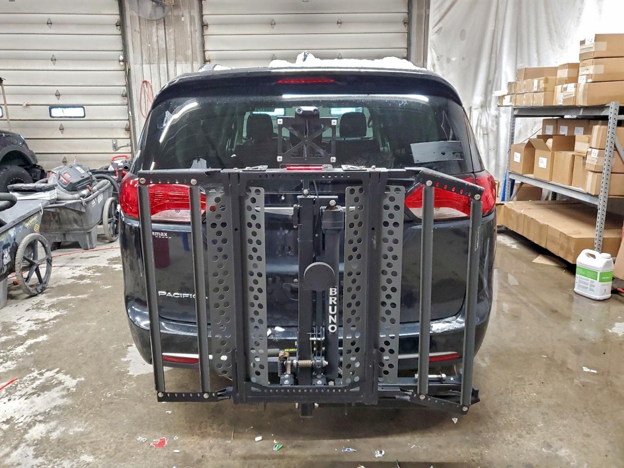 Chrysler Pacifica Touring L Image 10