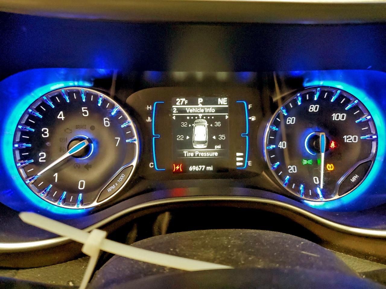 Chrysler Pacifica Touring L Image 6