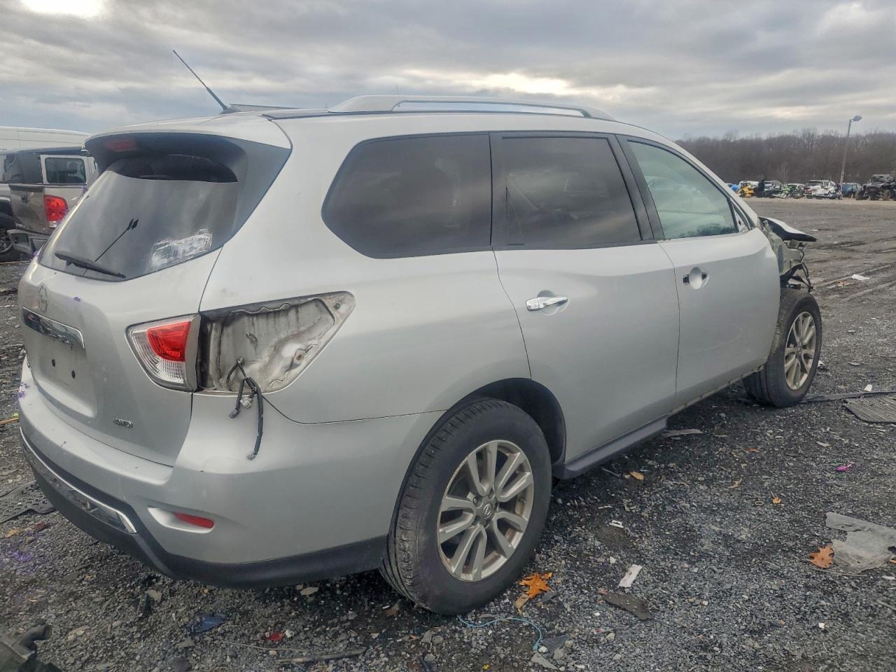 Nissan Pathfinder S Image 4