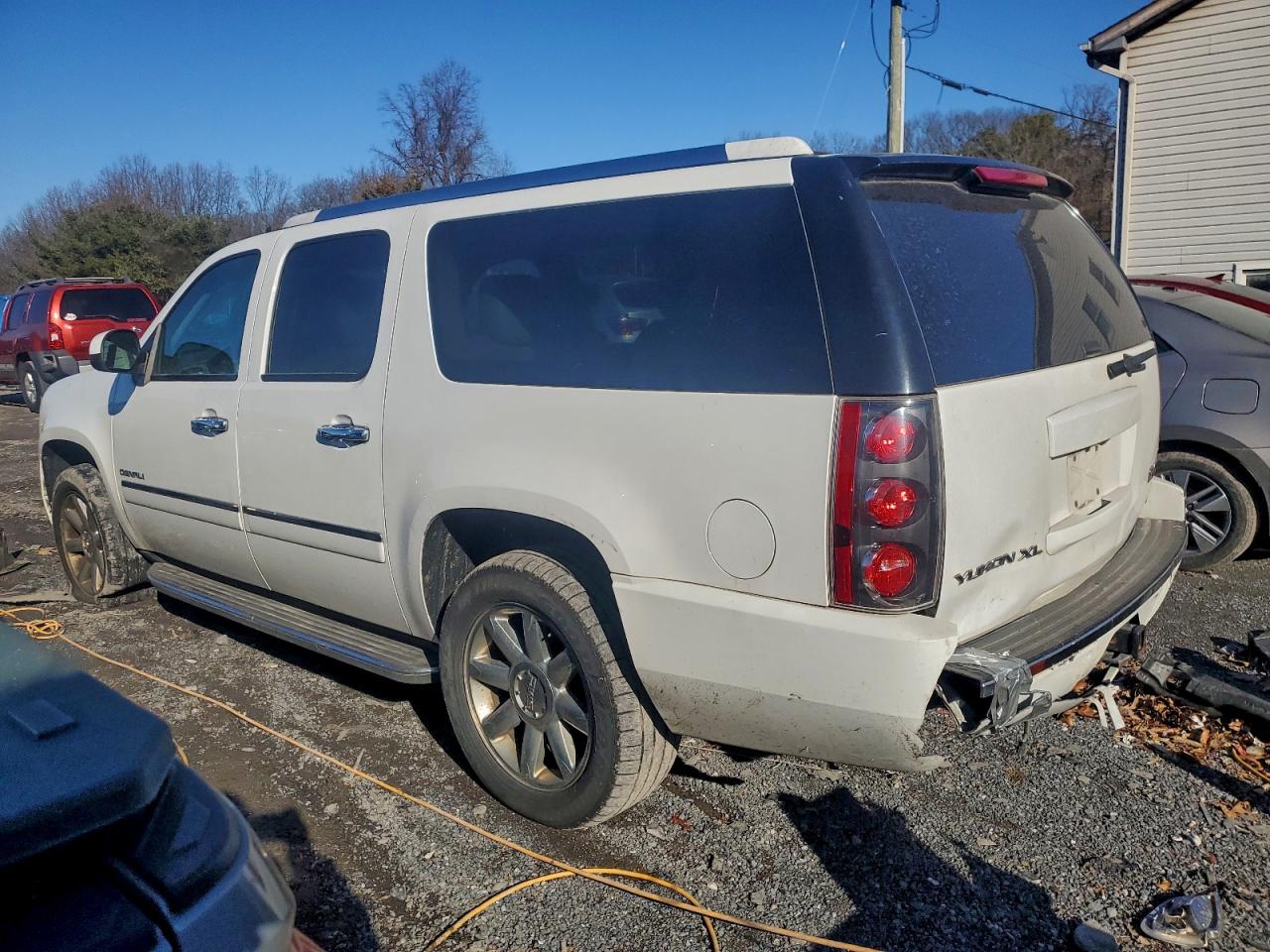 GMC Yukon Denali Image 6