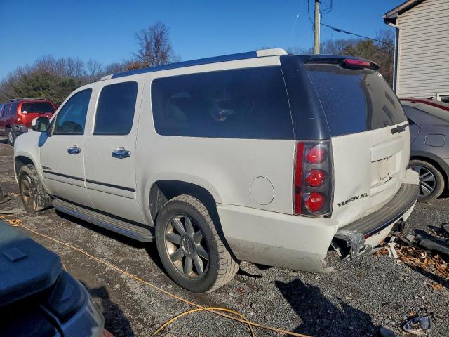 GMC Yukon Denali Image 6