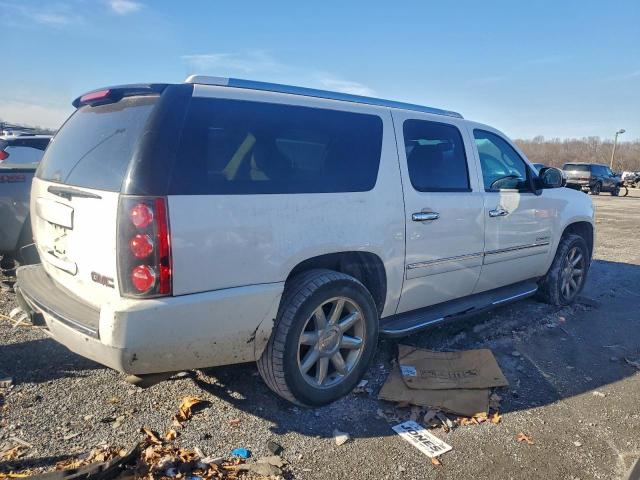 GMC Yukon Denali Image 4