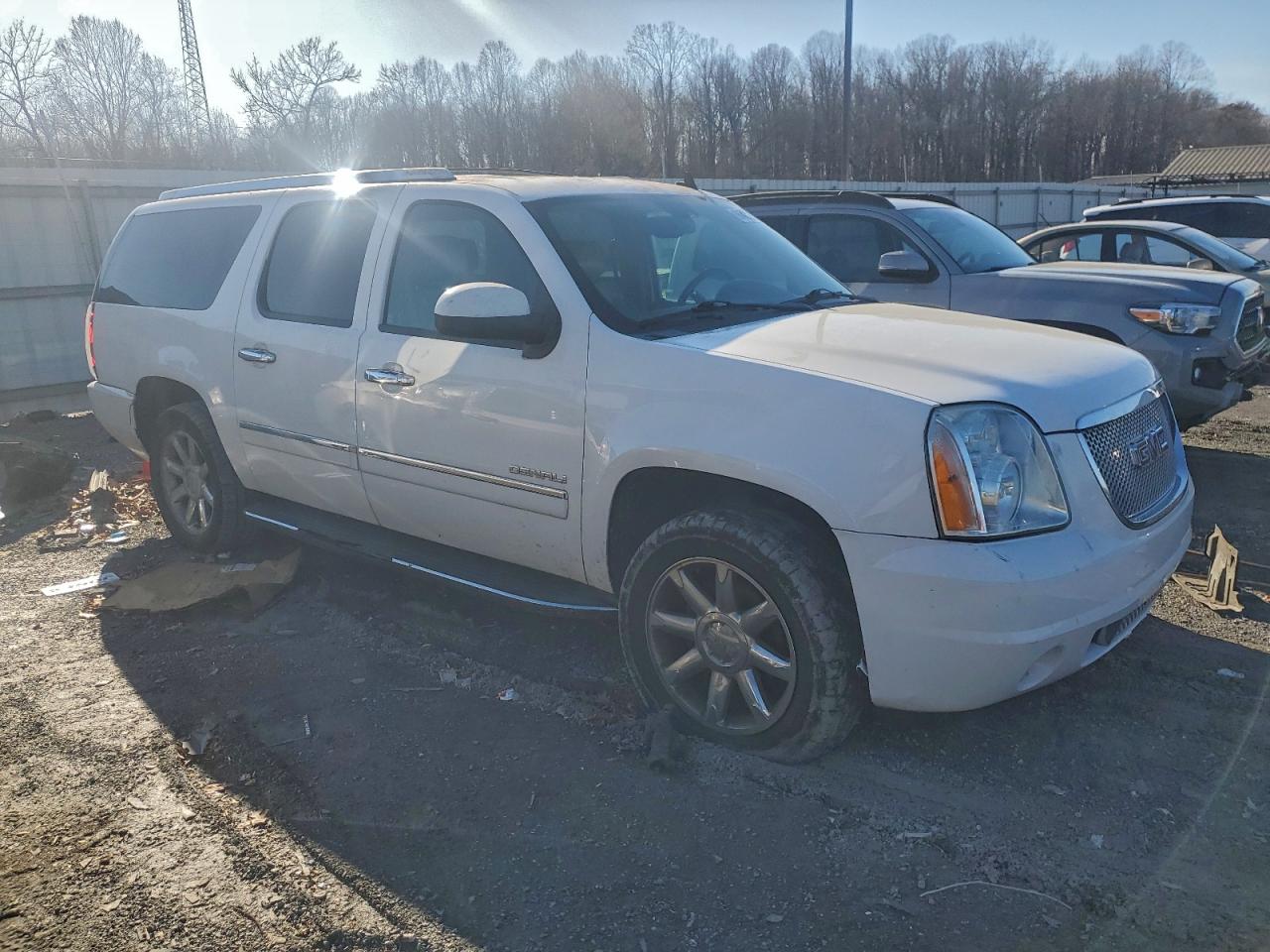 GMC Yukon Denali Image 5