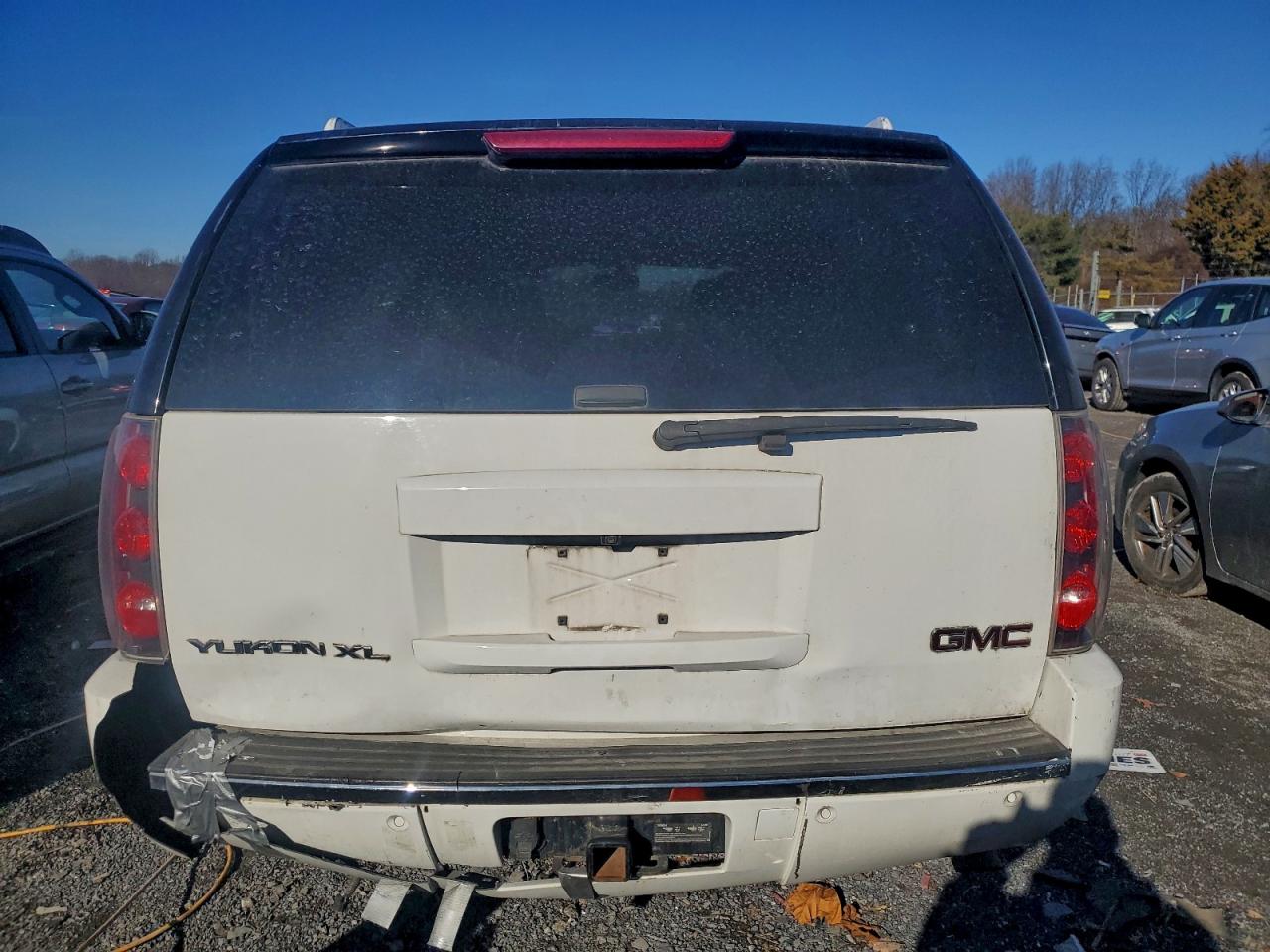 GMC Yukon Denali Image 3