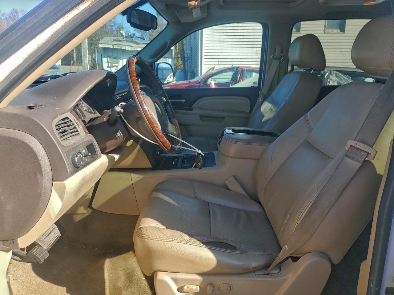 GMC Yukon Denali Image 9