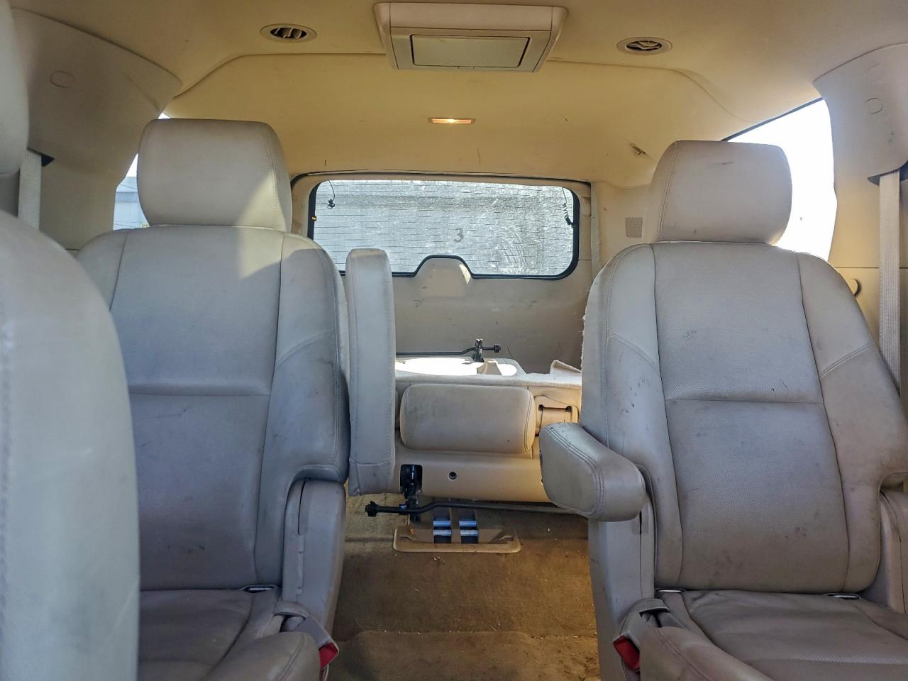 GMC Yukon Denali Image 8